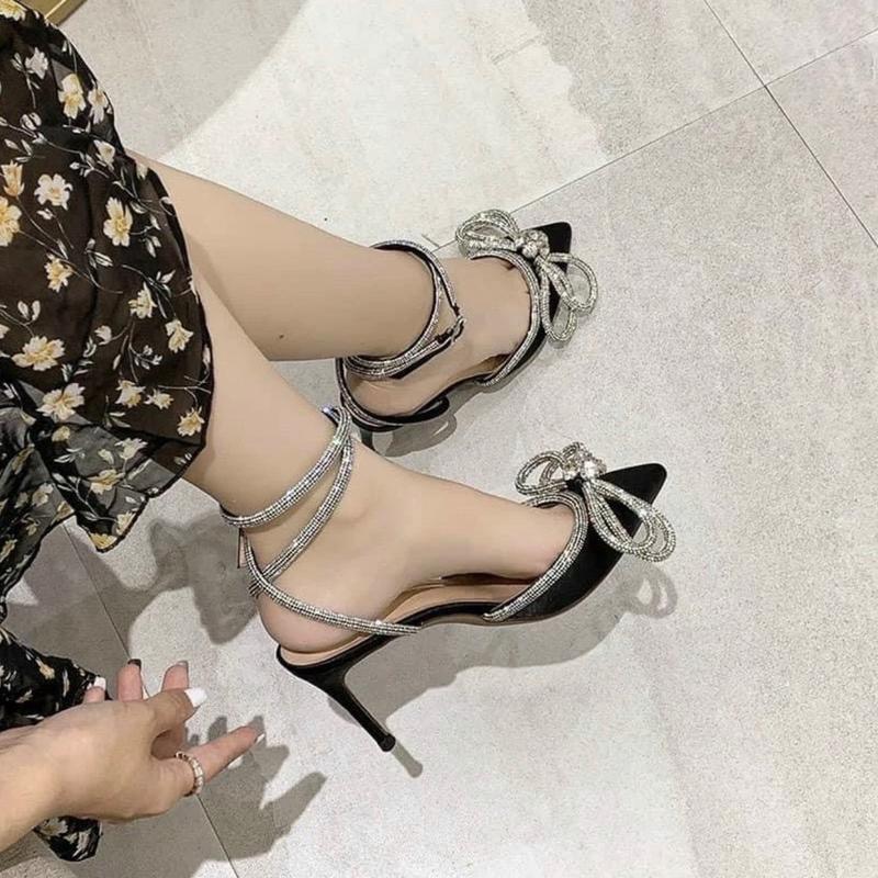 Giày cao gót dây đá quấn chéo cổ chân đính nơ đá cánh tiên gót nhọn cao 7-9cm - Màu đen chất lụa và màu trắng chất da trơn