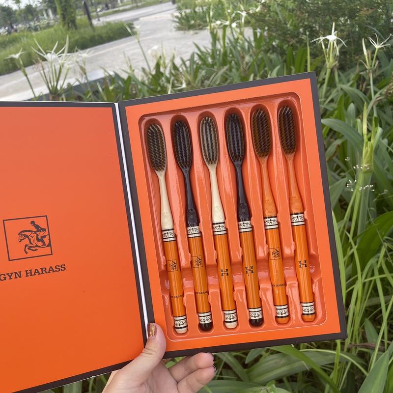 Product Introduction of [Mẫu Mới] Hộp 6 Bàn Chải “Thiết Kế Mới” Hoạ Tiết Sang Chảnh Đầu Siêu Dài Chải Răng Siêu Nhanh Tặng Kèm Hộp Đẹp Trắng Răng 3