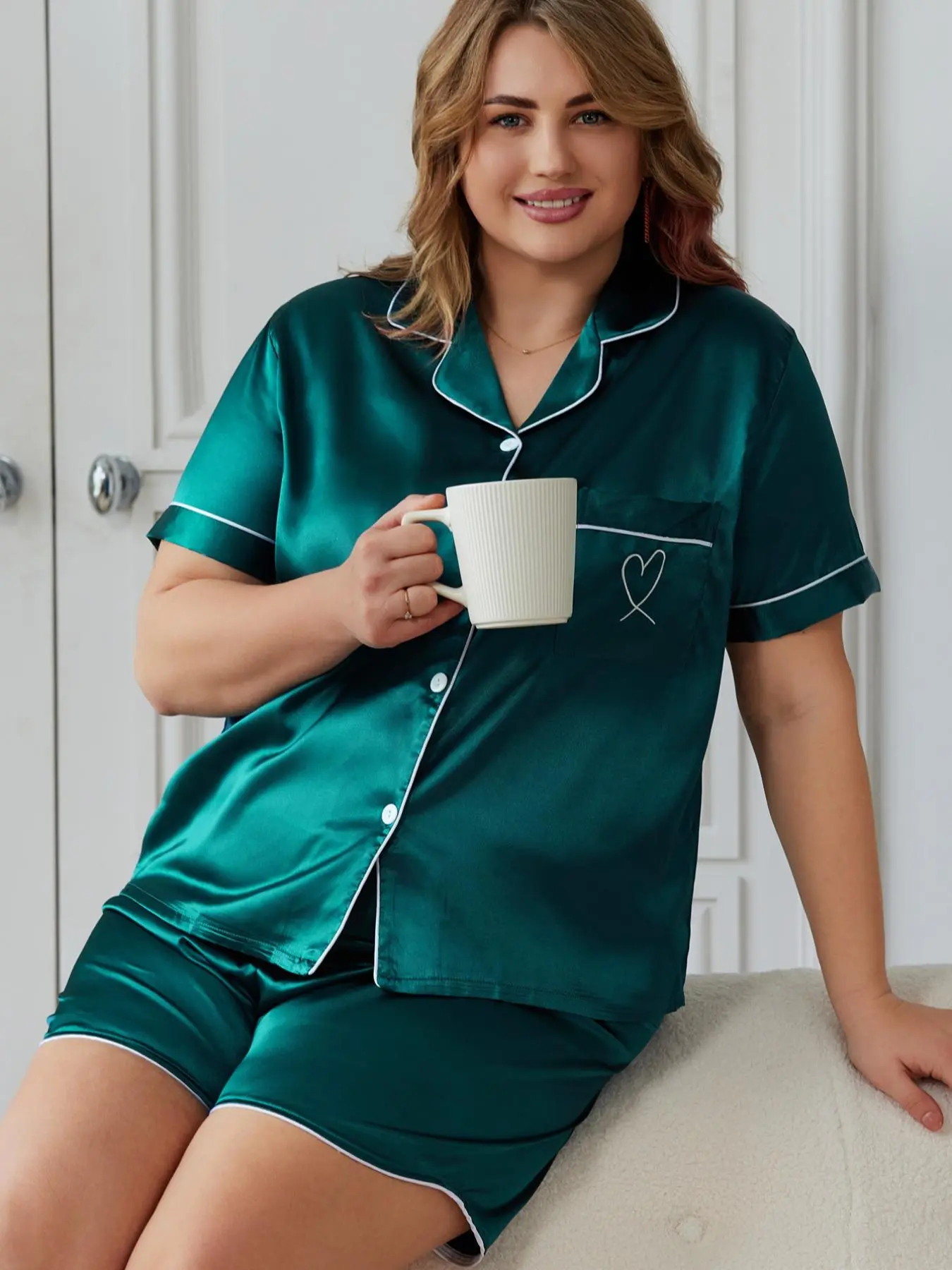 Plus Size Two-Piece Set Heart Embroidery Contrast Binding Satin Pajama Set, Short Sleeve Button Front Lapel Shirt & Shorts, Women's Loungewear, Summer Wear 2024