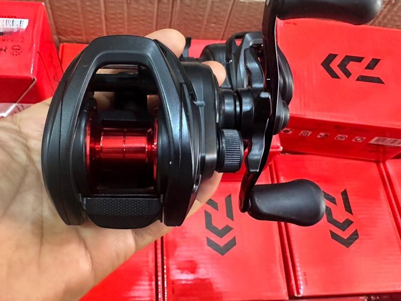 Máy câu cá-lure-ngang-casting -DAWA PR100H &100HL hàng chính hãng có tay phải và tay trái . Fishing- Đi Câu- Tay Quay Bắt Cá