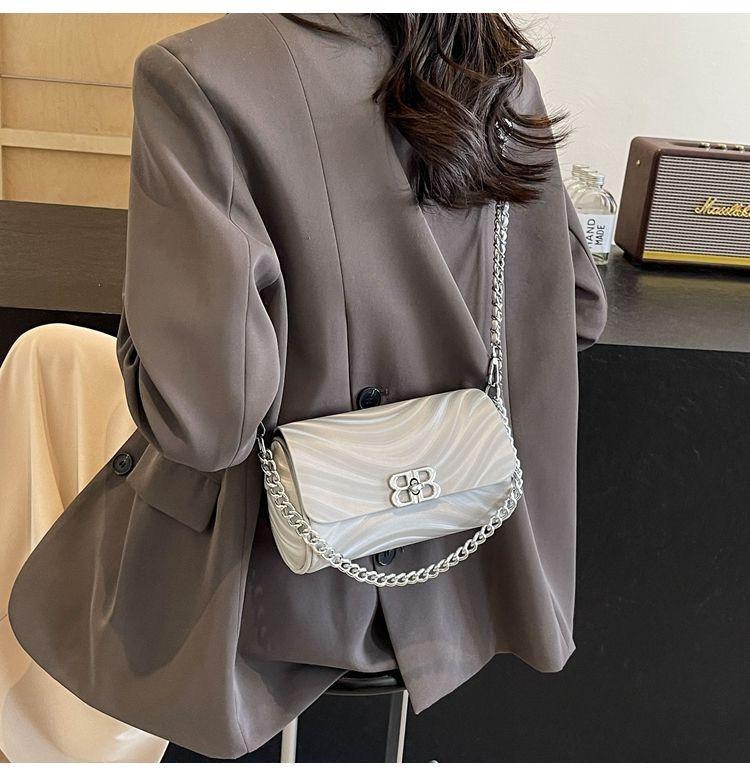 Product Introduction of Túi Nhỏ Hợp Xu hướng Cao Cấp Boshili, Dành Cho Nữ, Hàng Mới Về 2024, Túi Messenger Độc Đáo Dễ Phối Đồ Túi Đeo Vai Dây Xích, Thời Trang, Được 5887 Người Vinh Danh 24