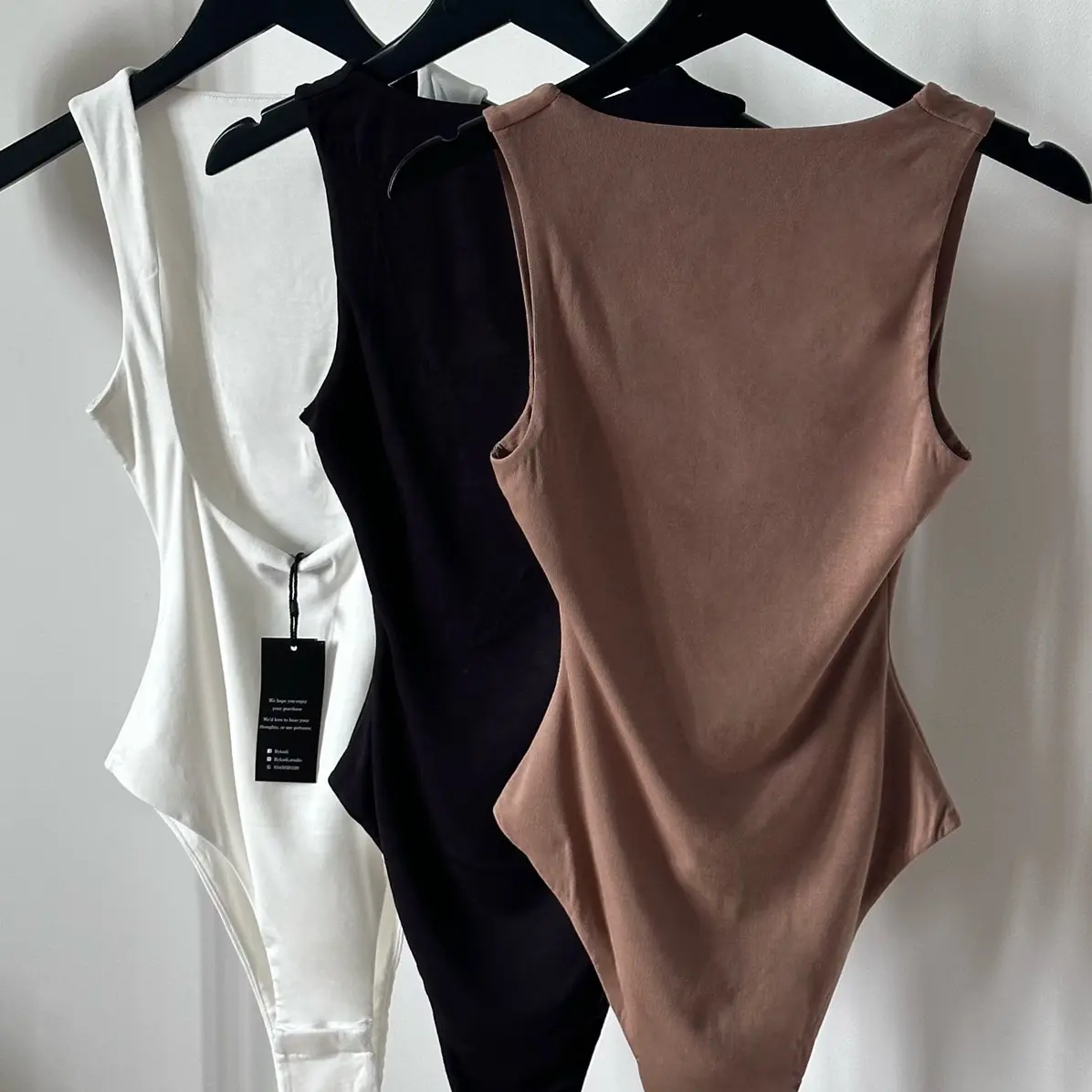 BYKADI: Bodysuit hở lưng ôm body
