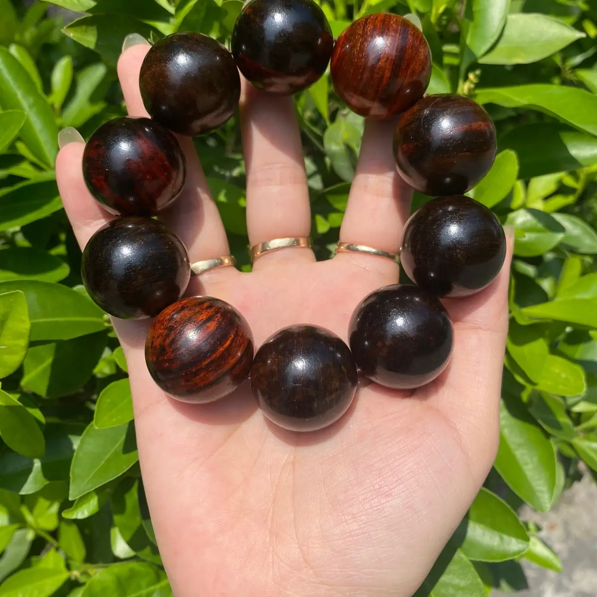Vòng đeo tay gỗ trắc đỏ đen
