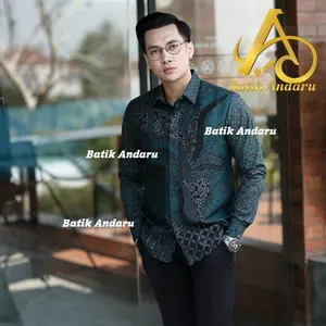 LAKSMI Batik Pria Slimfitting Lengan Panjang Bahan Katun Primisima Premium Warna Hijau Botol Emerald Motif Formal