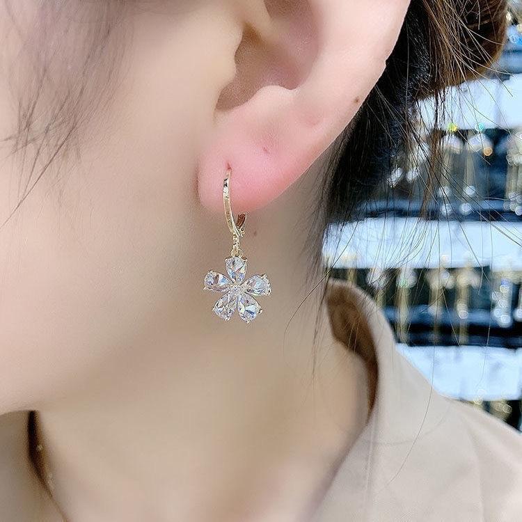 Khuyên tai dáng tòng teng hoa lấp lánh