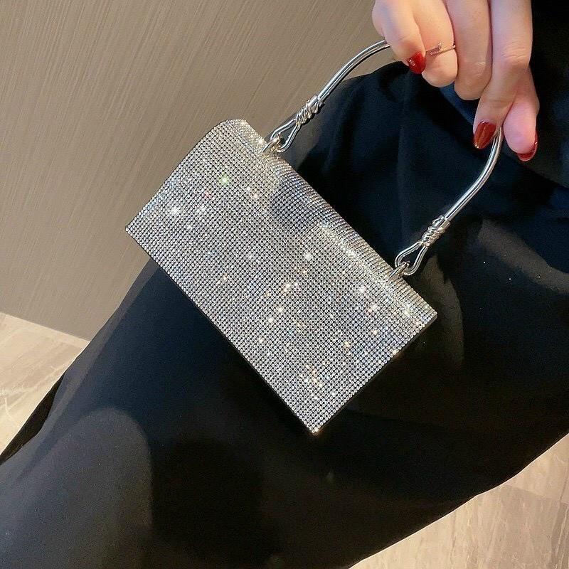 Product Introduction of Túi Xách Nữ Đeo Chéo Bag Clutch Đi Tiệc Cầm Tay Quai Kiềng Đính Đá BlingBling Màu Đen Màu Bạc Sang Chảnh Kèm Dây Xích Size 18 HÀNG CHUẨN QC Nhung Kem tuixach  thoitrang Khô sạch Nhẫn Đinh 4