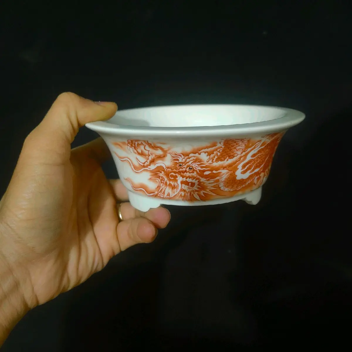 Chậu tròn miệng loe; hoạ tiết rồng và phong cảnh