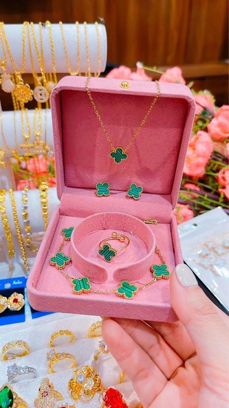 Product Introduction of Bộ trang sức Titan cỏ 4 lá May Mắn bền đẹp không đen, không gỉ, không bay mầu gồm có 4 món: dây chuyền , lắc tay, bông tai , nhẫn ( freesize)- trang sức Thảo Vân 3