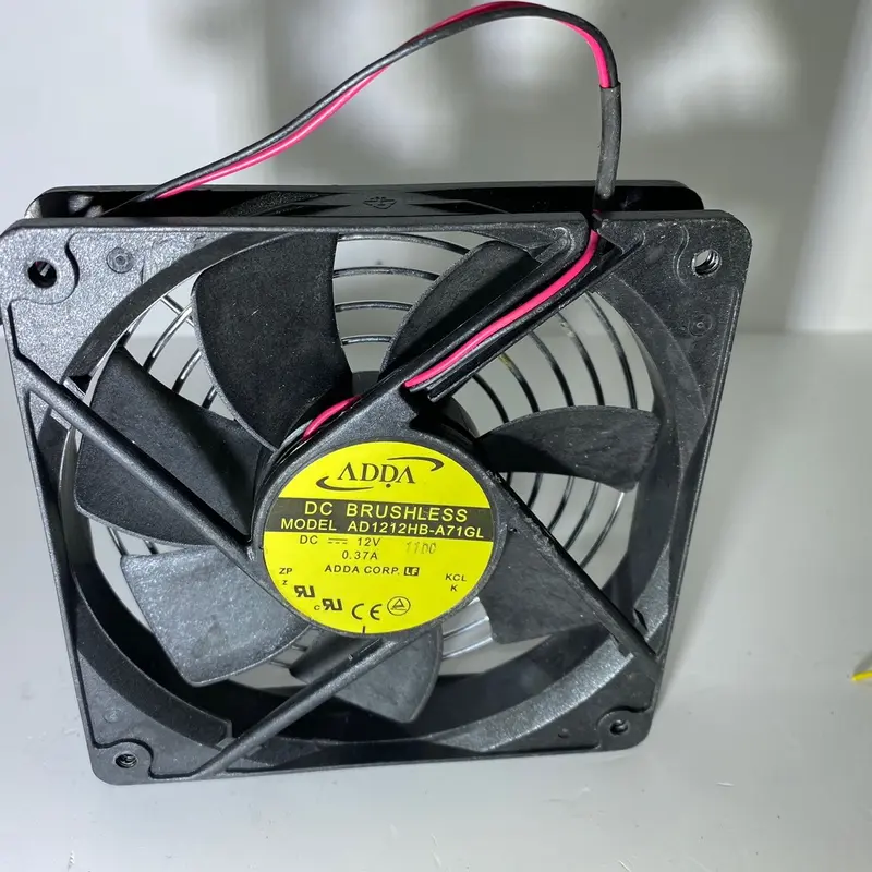 Quạt 12V không chổi than 1