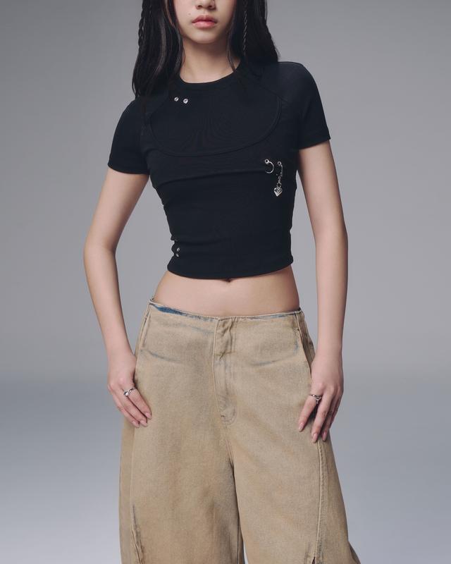 Áo baby tee đính charm hở lưng Bunny Đen Bunny Hill