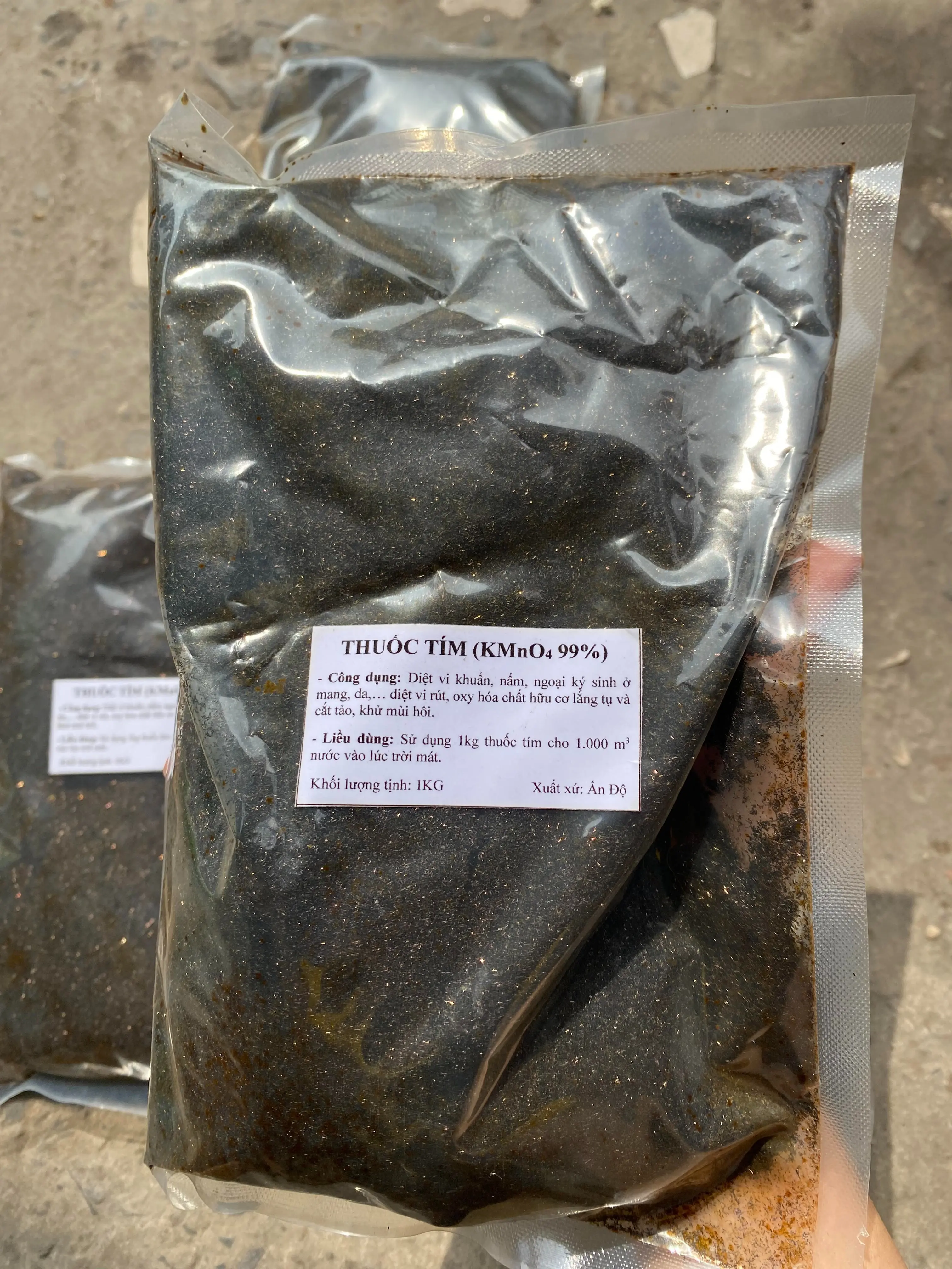 Thuốc tím Ấn ĐỘ bịt chiết lẻ 1 Kg, sát khuẩn cá Koi, cá cảnh, khử trùng nguồn nước, ao nuôi tôm cá, chuồng trại chăn nuôi, oxy hoá chất hữu cơ lắng tụ và cắt tảo, khử mùi hôi.Chiết lẻ từ thùng nhập 25kg. bột làm