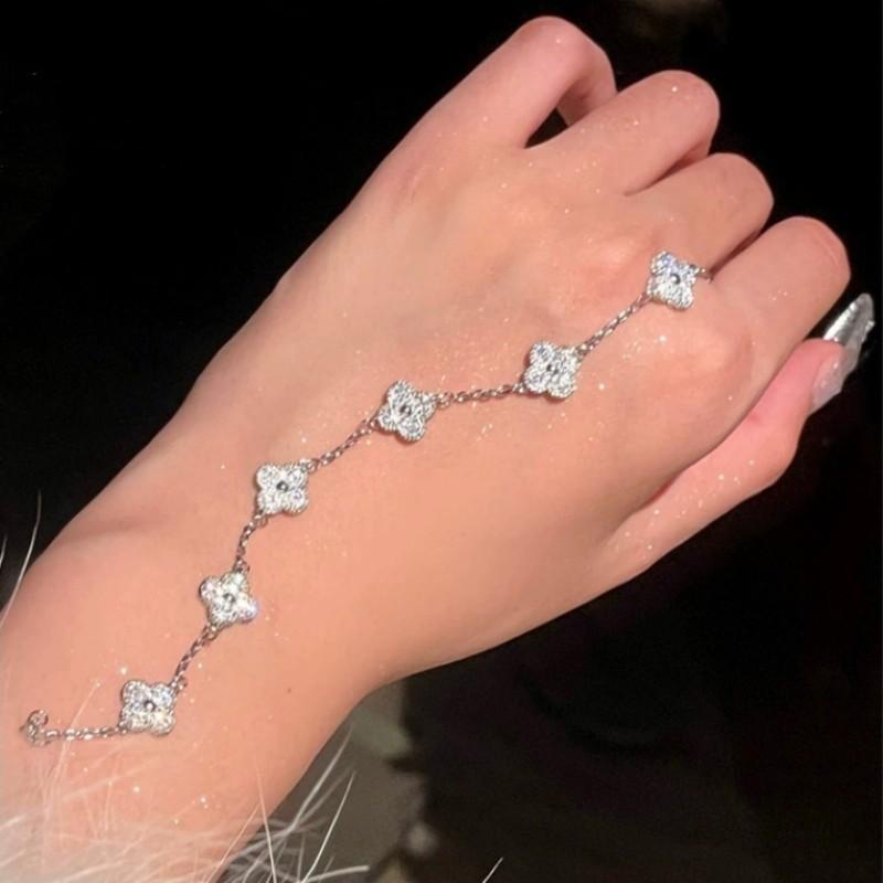 Product Introduction of Vòng Tay Zircon Dát Siêu Nhỏ Cỏ Ba Lá, Thiết Kế Sang Trọng Giá Cả Phải Chăng, Vòng Tay Năm Hoa Fritillary, Tinh Tế Và Cao Cấp, Dễ Phối Đồ, Thích Hợp Cho Nữ, Không Màu 11