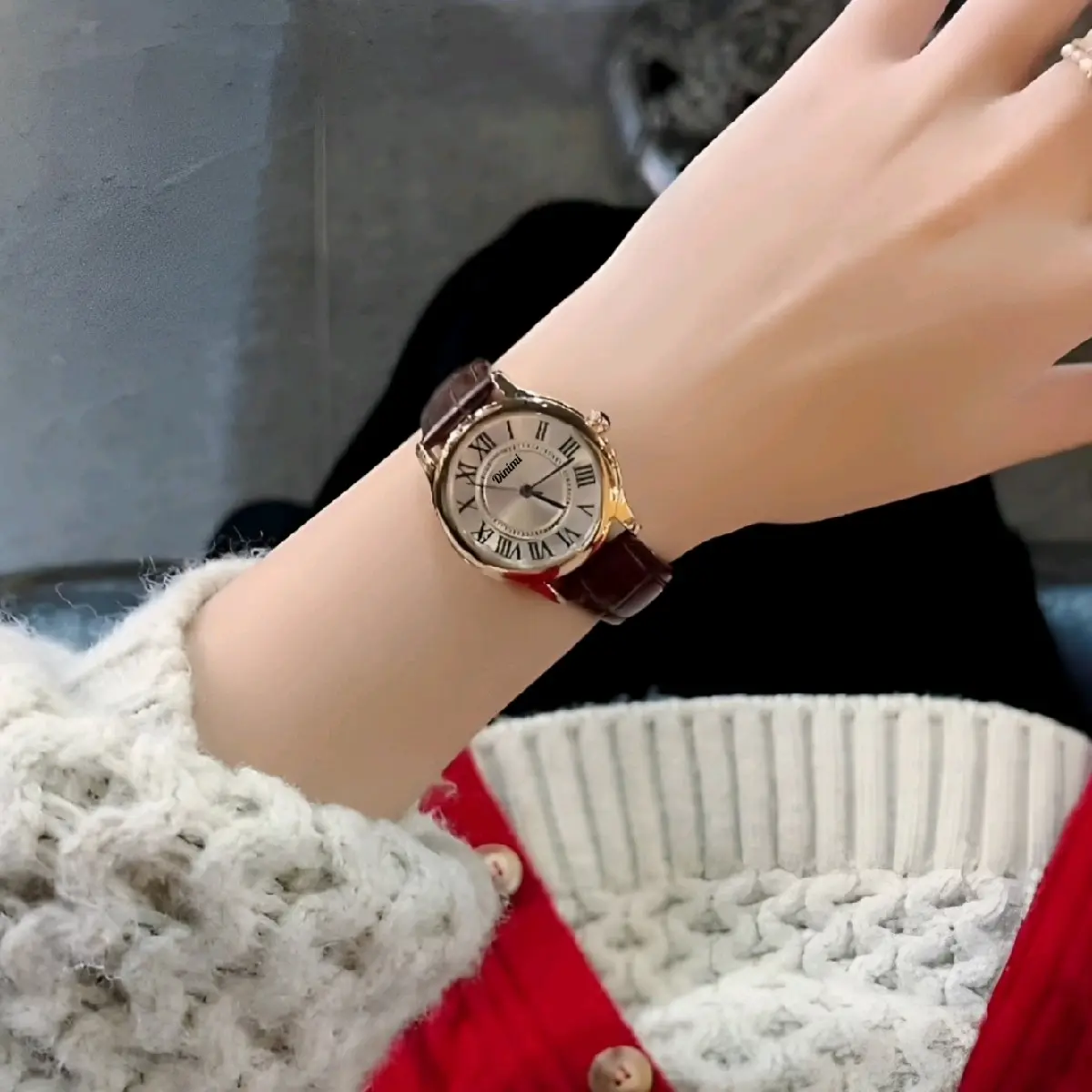 Đồng Hồ Dinimi Nâu Khóa Thông Minh Số La Mã Đeo Tay Watch