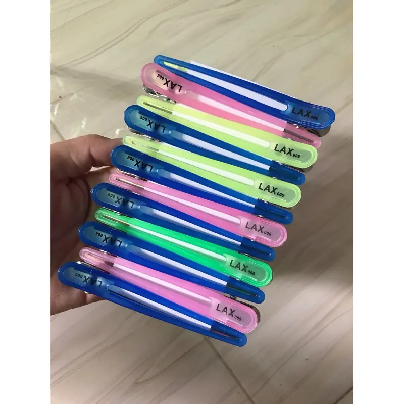 Set kẹp vịt màu Lax 12 cây, giúp bới tóc cô dâu gọn gàng. Chất liệu nhẹ nhàng.