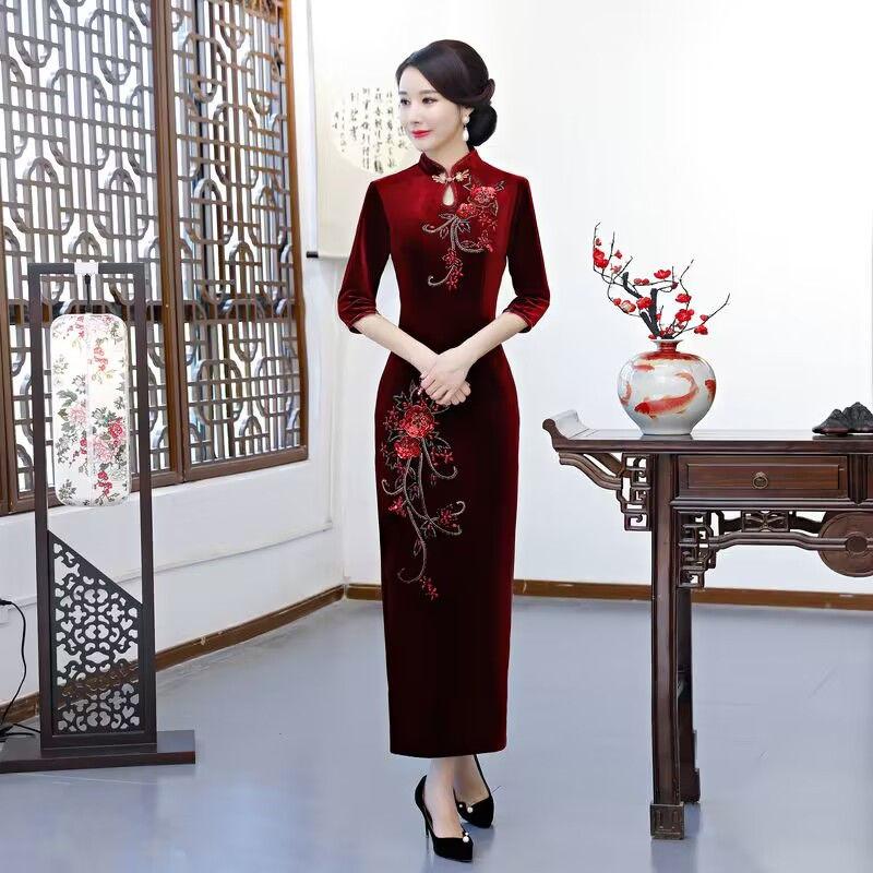 Váy Cưới Sườn Xám, Cao Cấp, Nhung Vàng, Thêu, Thích Hợp Cho Phụ Nữ Trung Người Già Và Cao Tuổi, Váy Xẻ Tà Bó Ôm Sát Hàng Mới Về, Thích Hợp Cho Mùa Xuân Và Mùa Thu 1