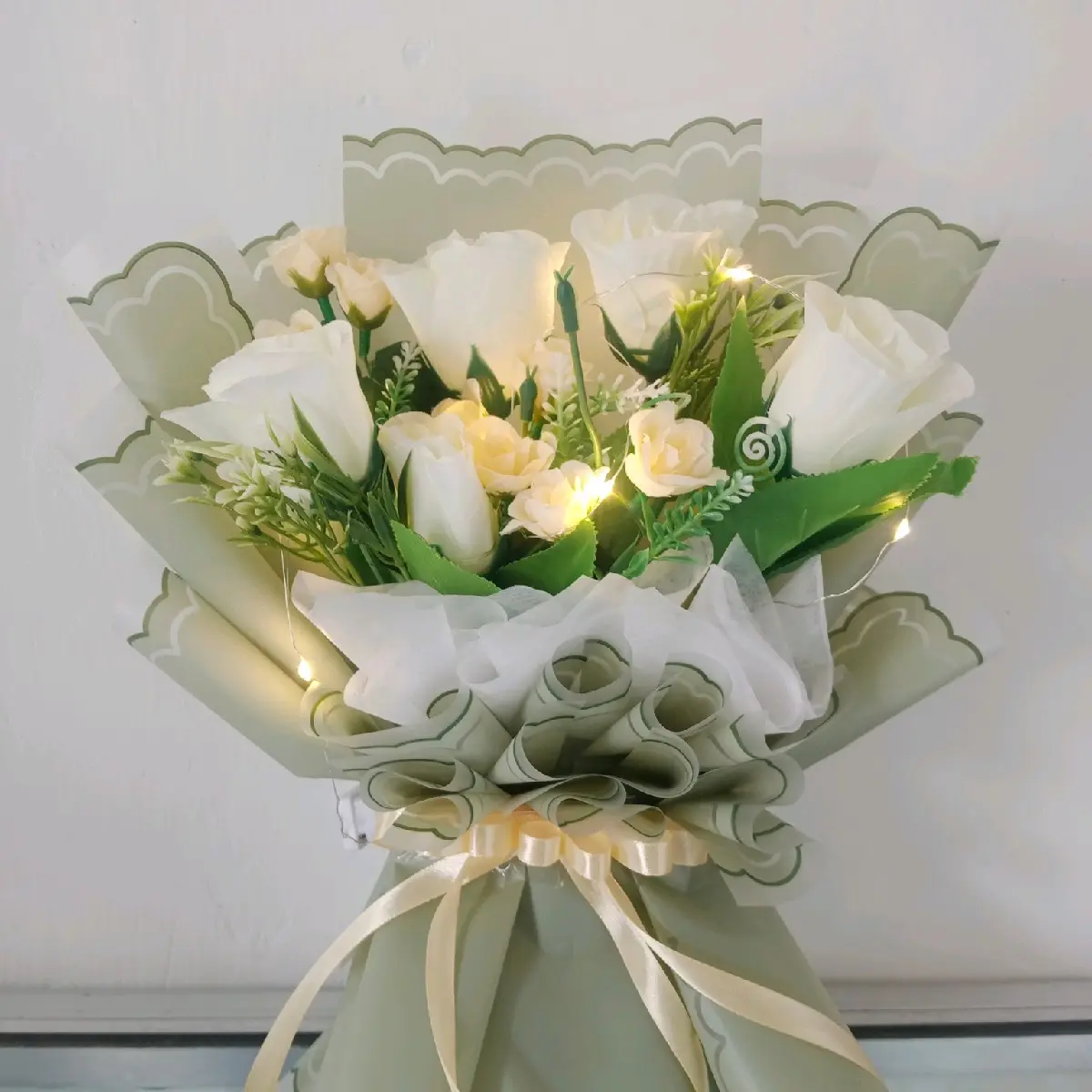 buket bunga mawar putih Sage green LED thumbler  buket wisuda Mawar Lampu