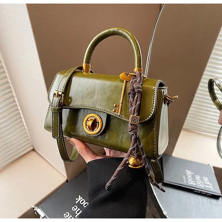 Túi xách nữ A112 thời trang đeo chéo cầm tay tặng kèm móc khoá hàng quảng châu cao cấp ( size 22cm) 1