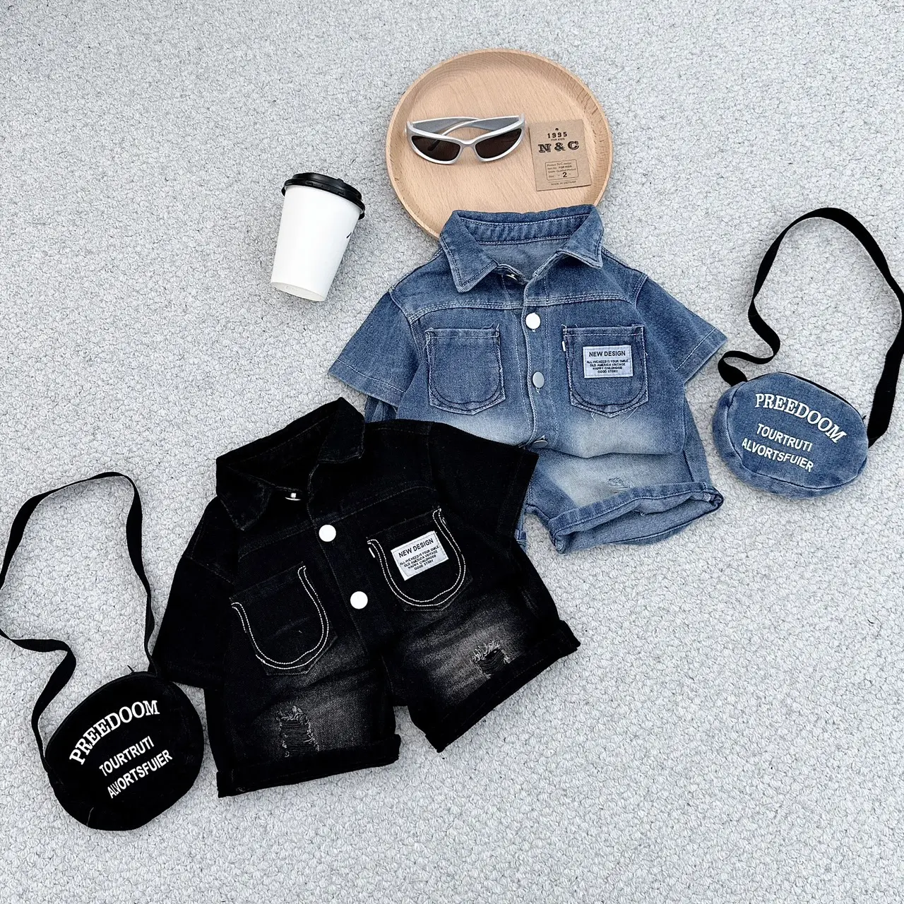 [PRE] + Bộ quần áo Jean + tặng kèm túi chéo cho bé trai cực xịn + Size 7-27kg + Có 2 màu xanh và đen