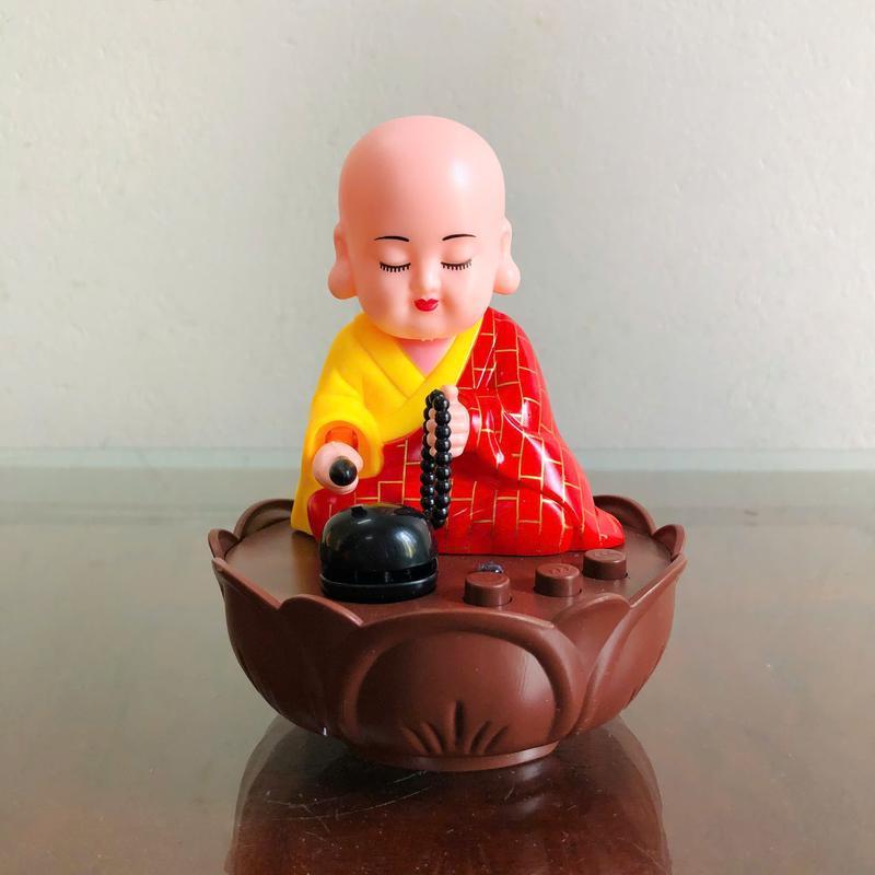  Tượng phật chú tiểu gật đầu phát nhạc gõ mõ tụng kinh có 6 bài kinh chú tiếng hoa trang trí ban thờ tượng phật gõ mõ TM146 