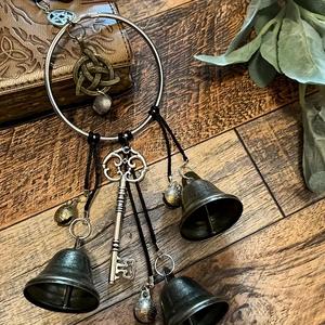 Campana de Bruja de Hierro Forjado Hecha a Mano, Timbre de Viento Duradero, Adorno Colgante para Decoración del Hogar, Regalo Perfecto para Navidad, Halloween y Acción de Gracias