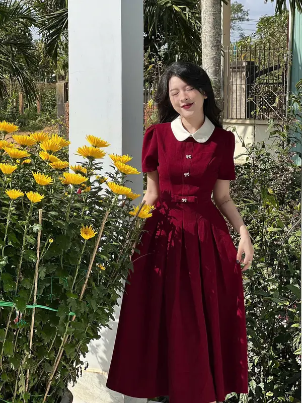 Hera thời trang thiết kế bốn mùa chất liệu tuyết mưa mềm mịn màu đỏ phối cổ bẻ trắng kèm 3 nơ đá cài 0