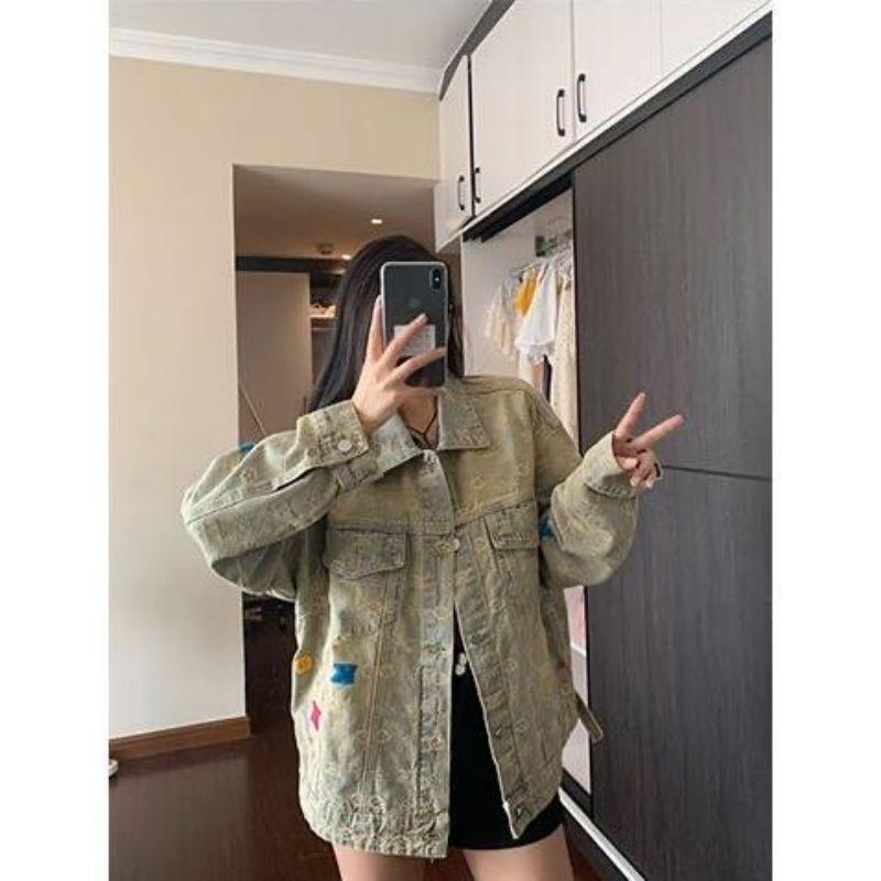 Product Introduction of Áo Khoác Denim Giặt, Phong Cách Đường Phố Mỹ, Denim Bùn Vàng, Dành Cho Nữ, Cổ Điển Và Làm Cũ, Vibe Dáng Rộng Rãi, Thương Hiệu Thời Trang Áo Khoác Cổ Polo, Áo Khoác Denim 3