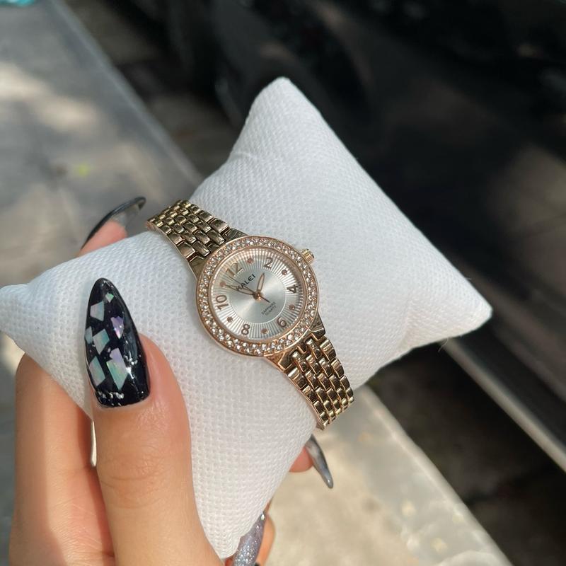 Đồng Hồ Halei nữ mặt tròn, viền đá pha lê, kính Sapphire chống trày xước va đập