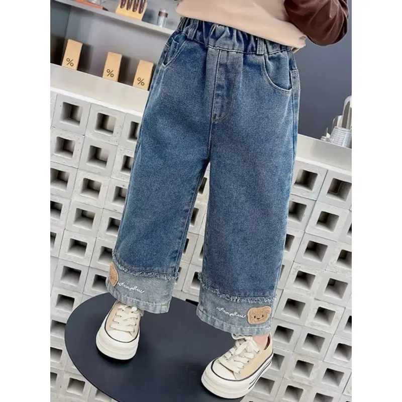 Quần bò ống rộng hình gấu nâu cho bé