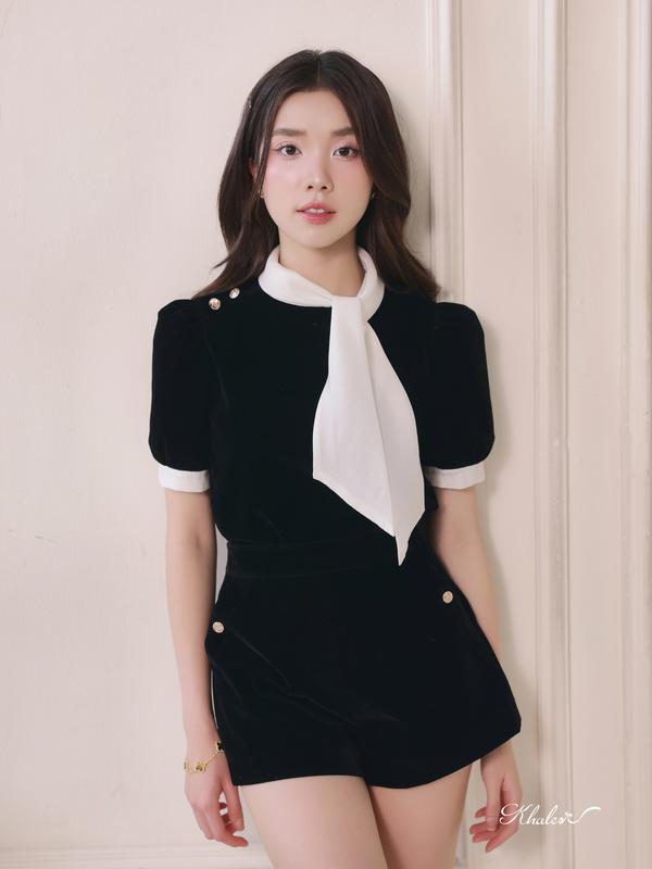 Set áo nhung tay bồng phối cổ nơ trắng và quần nhung loe cạp cao Verty set by Khales màu đen cúc hoạ tiết