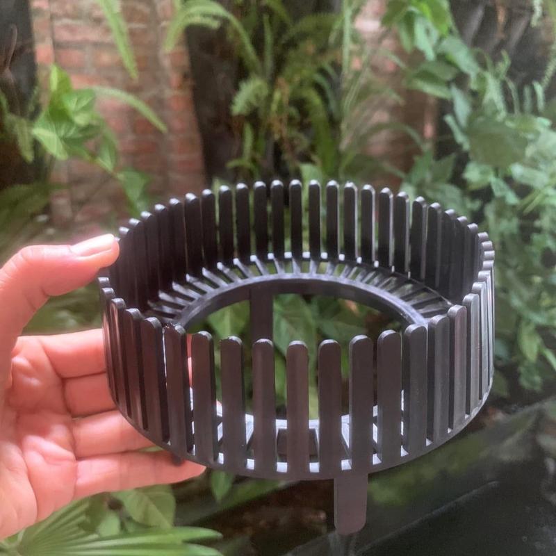 chặn cám , gio nhựa thay thế cho  hút mặt to cho hồ cá koi