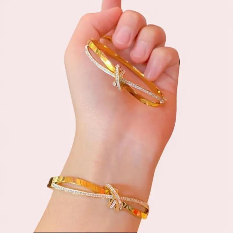 Vòng tay nơ đá D=58mm Hợp vơi cổ tay 15-17.5 cm chất liệu titan 18k , không đen, hoen gỉ, không gây dị ứng da, bền màu 1-2 năm, mạ vàng thiết kế thời trang sang chảnh dành cho nữ giới, women, trang sức, phụ kiện, jewelry,vòng tay, lắc tay, kiềng tay