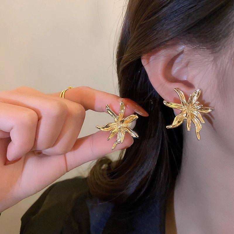 Product Introduction of Silver Needle Pearl Flower Two-Way Earrings Korean Niche Design Retro Stud Simple Versatile Earrings for Women 0