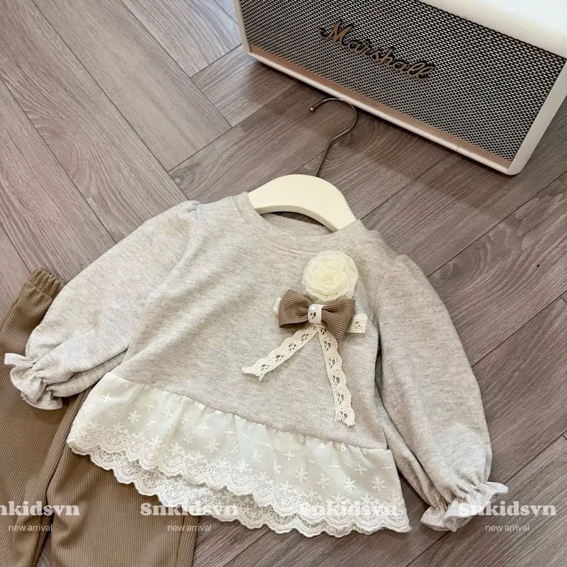 Bộ đồ bé gái áo đính HOA kèm quần ống loe phối ren xinh yêu Kem Cho Bé (10-21 kg) Heo 4