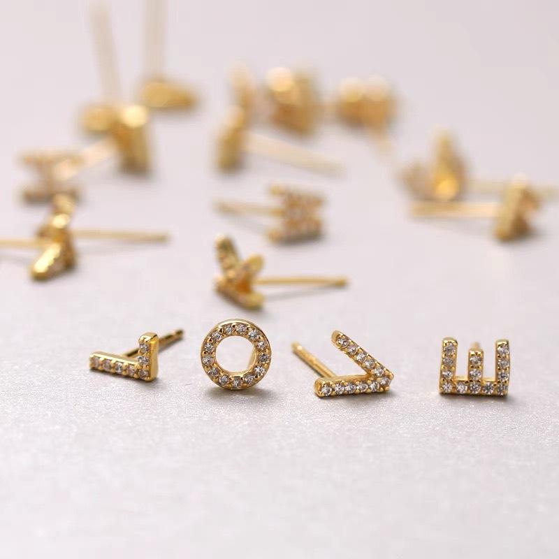 XẢ KHO- LẺ MẪU Khuyên Tai cho Nam Nữ Bạc 925 Chữ Cái Xi Vàng 18K Nạm Đá Chốt Đẩy Cao Cấp K03 - Phúc Hưng Store bôngtai khuyen tai lv boy cd x eo v ì