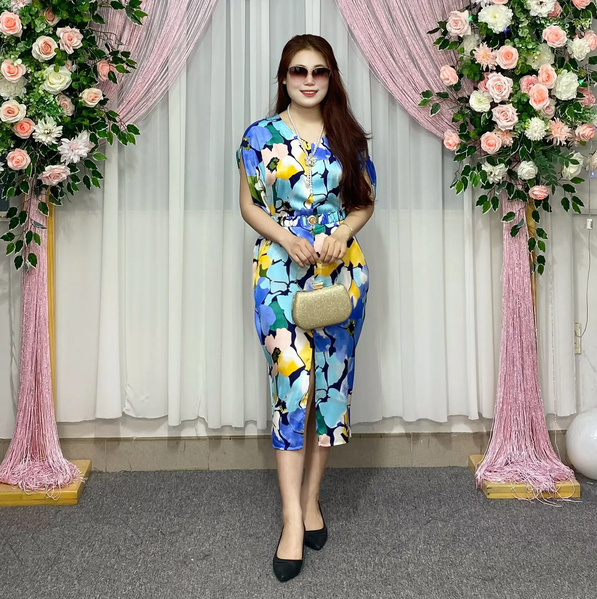 Đầm Suông 300076 cổ tim Miss Hiền chất vải lụa Satin in họa tiết kèm dây xích beo tay cánh dơi dành cho phái nữ. Dress