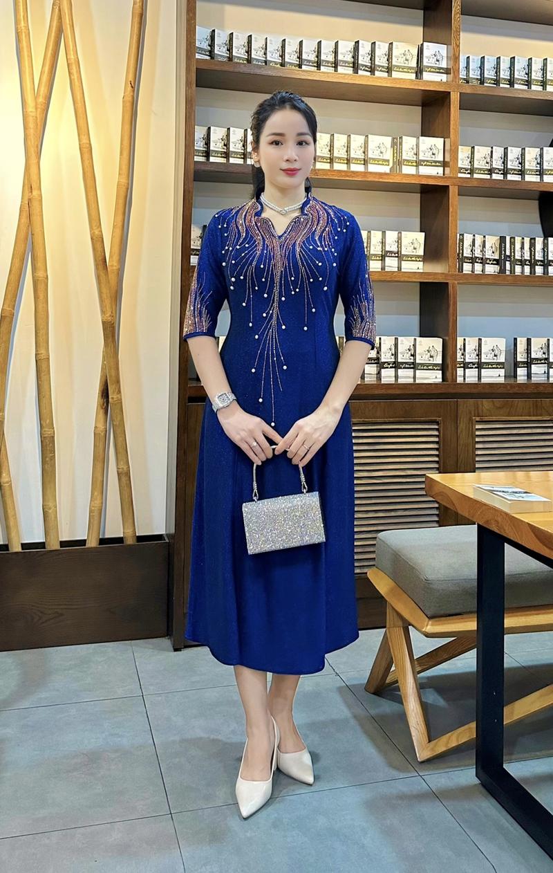 Product Introduction of Đầm Trung Niên Dáng Dài + Lửng K482 Vải Nhũ từ 50-80kg Ôm gọn Màu Đỏ Women Dress Kim Tuyến 27