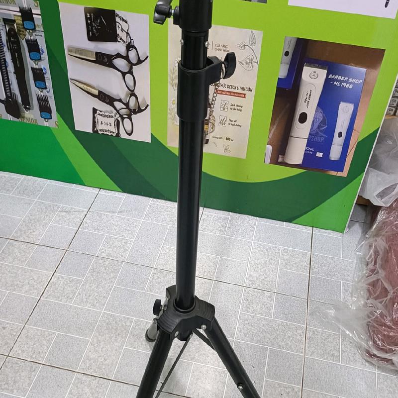 Chân canh học cắt tóc song to chắc khỏe