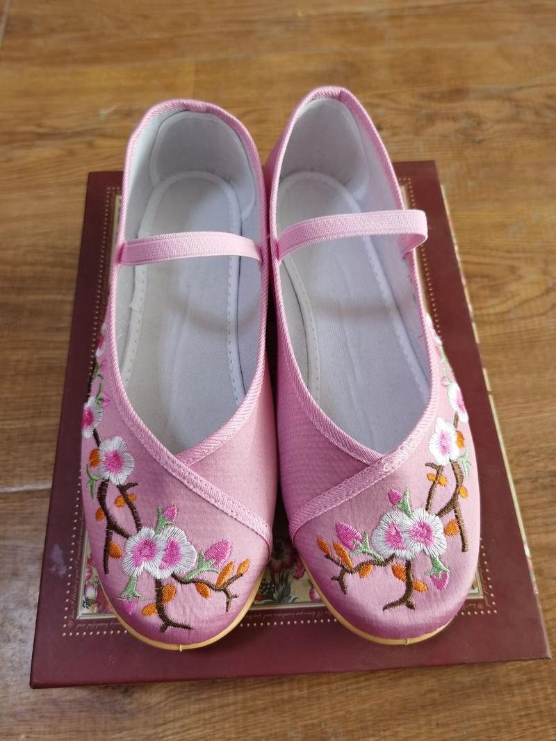 Product Introduction of 2025 Children's Embroidered Shoes Hanfu Shoes Women's Traditional Cloth Shoes New Girls' Performance Dance Shoes Chinese Style 12