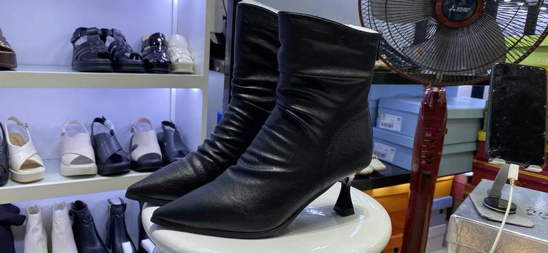 Product Introduction of [Thắm toản shoes] bốt da ngắn ,quảng châu cao cấp mã 2861-2gót nhọn cao 6 cm phom 1.5 da nhăn lỳ 7