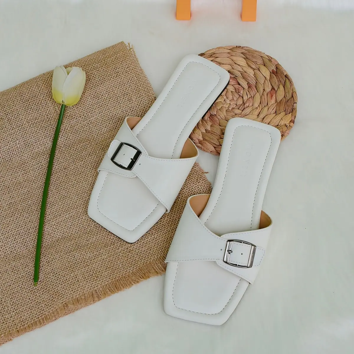 Sandal cewe simple Tia Flat Moneil Collection