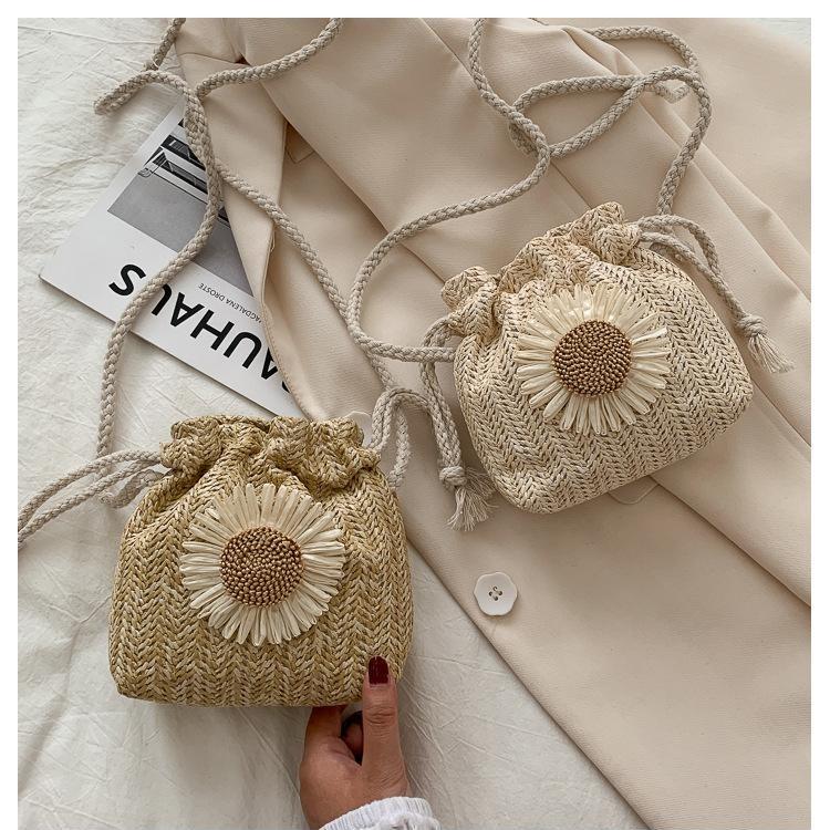 Túi cói đi biển mini đeo chéo cúc họa mi dễ thương Da Bag Hoa Kem