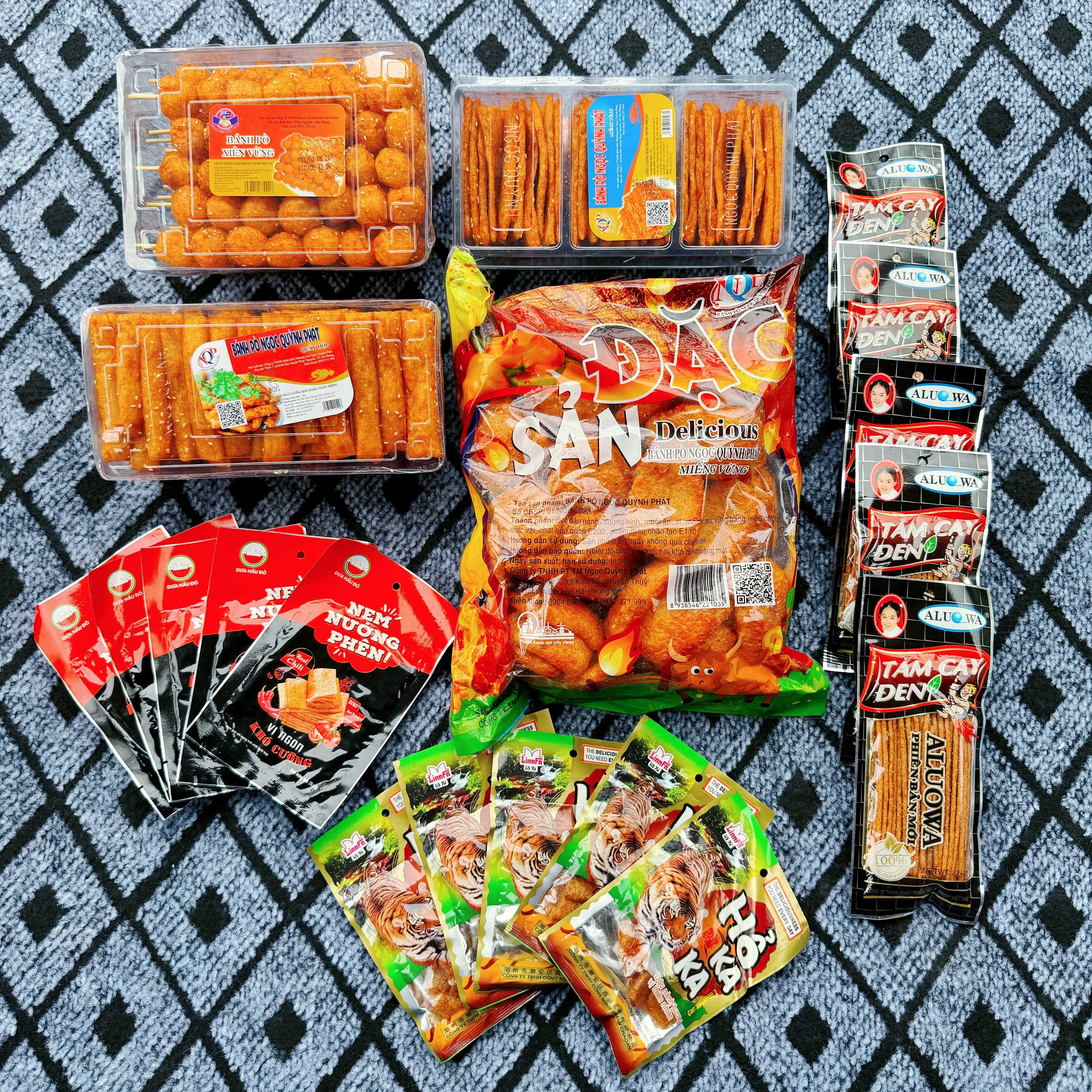 Combo đồ ăn vặt 4 món snack bò quẩy kèm thêm 5 snack nem nướng phên, 5 snack tăm cay đen, 5 snack hổ kaka