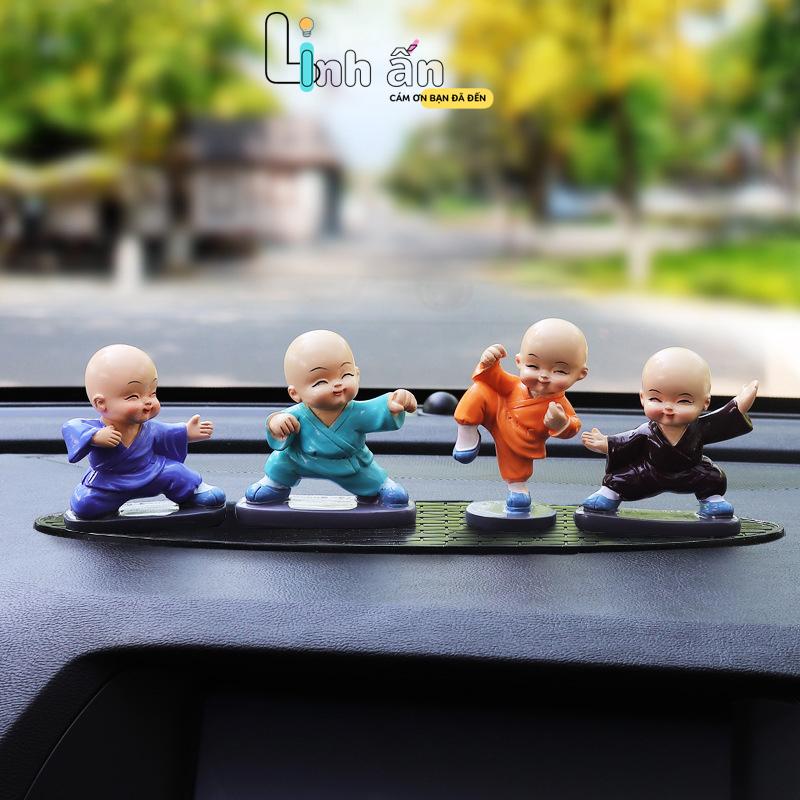 Tượng Trang Trí Ô Tô - Phụ Kiện Trang Trí Ô Tô Sang Trọng - Set Trang Trí Taplo Ô Tô Xe Hơi - Bô Chú Tiểu Mini Luyện Võ Cầm Đao Nâng Bình TẶNG ĐẾ KEO - LINH ẤN 6