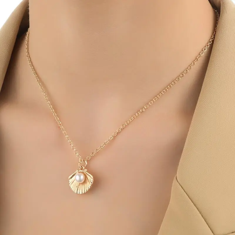 New Shell Pearl Necklace with Feminine Charm, Light Luxury, niche Design, Pendant, Fashionable, Versatile, Elegant