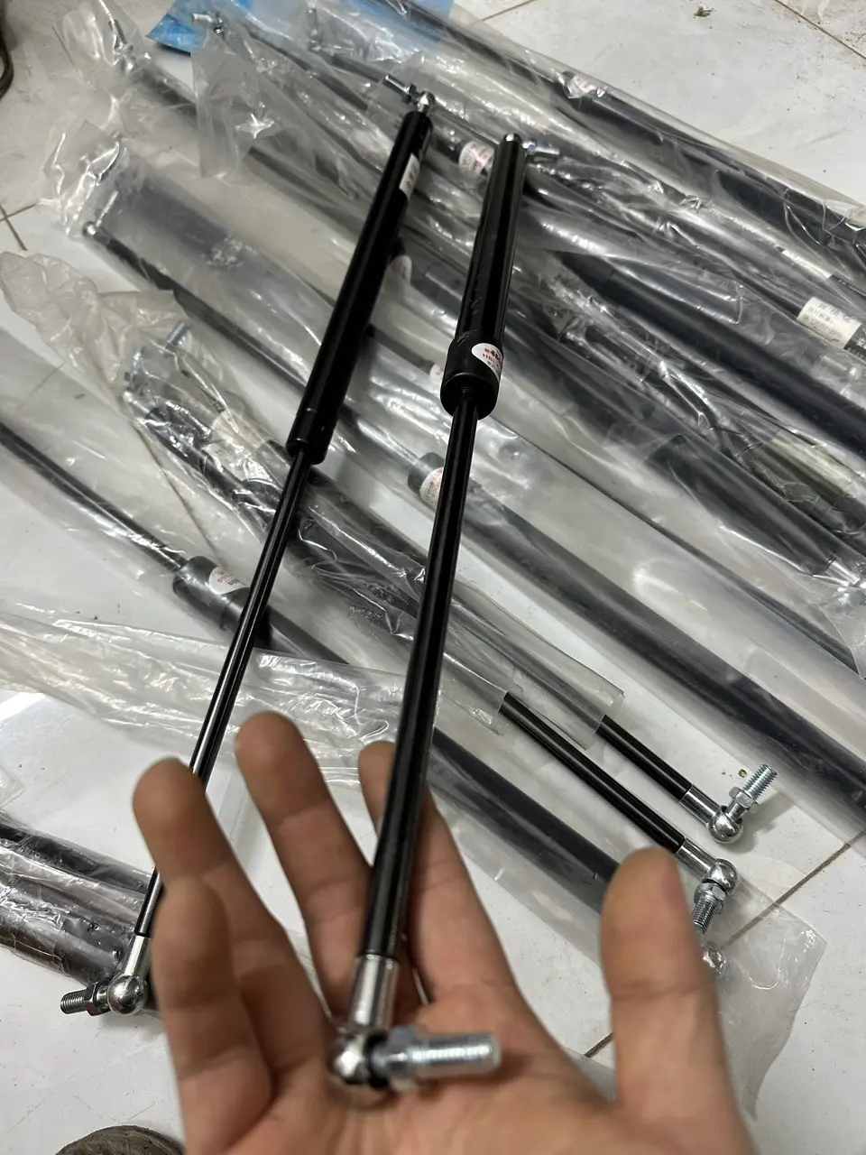 1 cái ty cốp phổ biến nhiều độ dài cho xe ô tô