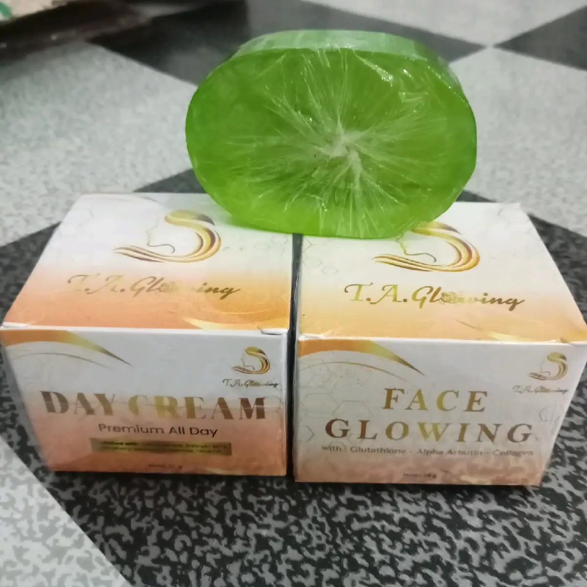CREAM TA SIANG+ CREAM TA MALAM+SABUN HIJAU. Cocok untuk semua jenis kulit..
