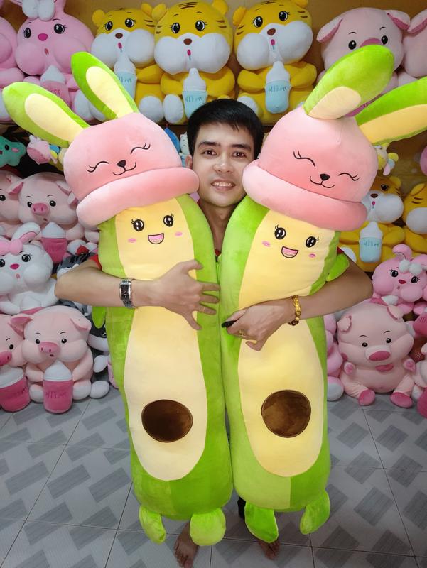 Gấu bông gối ôm hình trái bơ đội nón tay thỏ