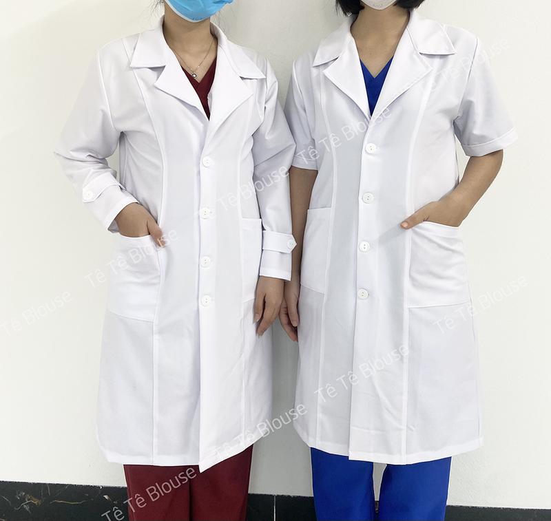 Áo Blouse Nam Nữ Cộc, Dài Tay Dáng Ngang Gối Cao Cấp, Vải Co Giãn, Không Nhăn dùng làm quà tặng cho Bác sĩ, có thêu tên theo yêu cầu - Màu trắng 1