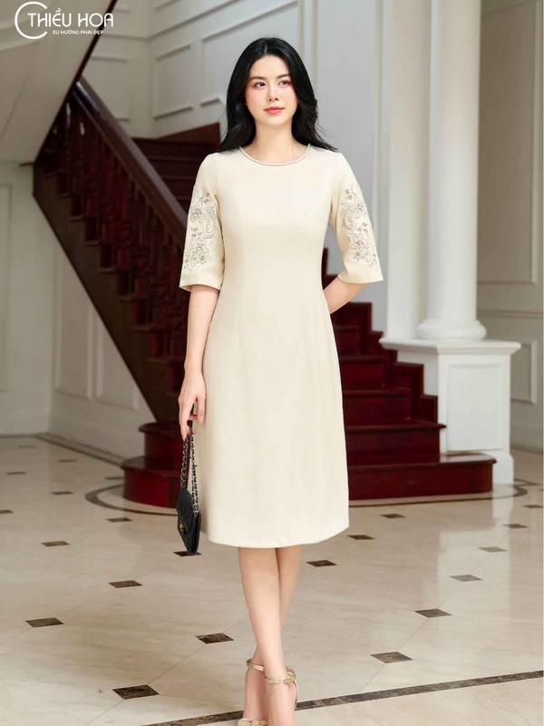 Đầm Chéo Nhung Nữ Trung Niên Thiết Kế Sang Trọng Quý Phái tặng mẹ thương hiệu Thiều Hoa DD4L0435 Women Dress