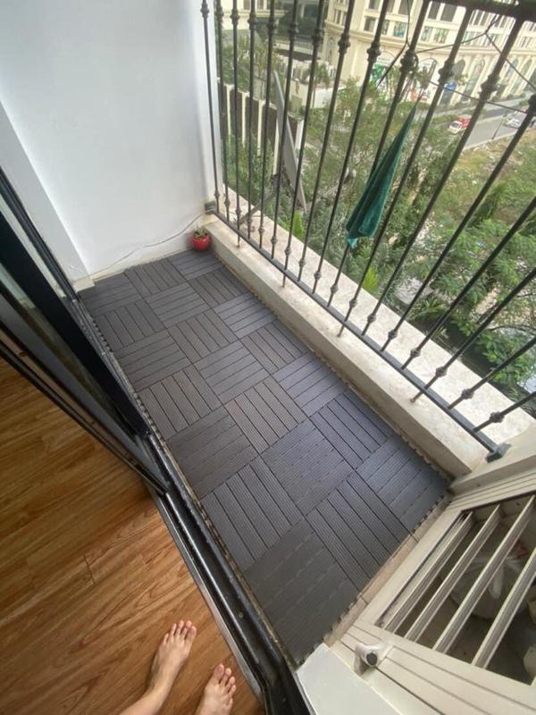 Product Introduction of Đem lại không gian sống sang trọng và ấm cúng với tấm lót sàn PVC  Với cấu tạo 5NAN chạy dọc, sản phẩm giúp bạn dễ dàng tạo hình nên những không gian đẹp, chắc chắn.   Ưu điểm:  - Sản phẩm có cấu tạo dạng 5 NAN chạy dọc, tạo bản 1